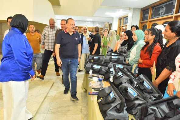 استلموا أدوات العمل.. محافظ أسيوط يدعم أول تجربة لتدريب الفتيات على السباكة - الخليج الان