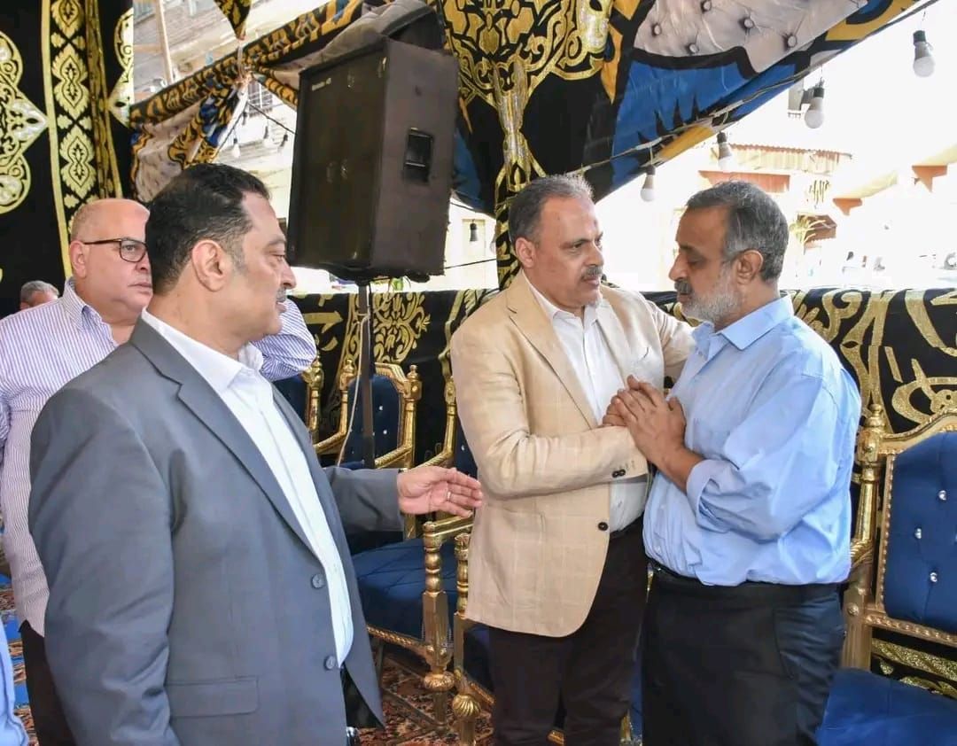 محافظ الشرقية يؤدي واجب العزاء والمواساة لأسر ضحايا حادث إنهيار عقار الزقازيق - الخليج الان