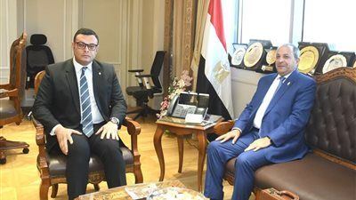 وزير الإسكان يستقبل محافظ بورسعيد لبحث ملفات العمل والتعاون المشترك - الخليج الان