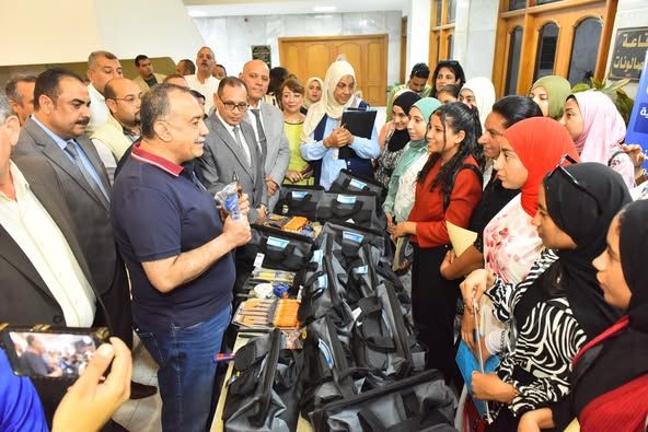 استلموا أدوات العمل.. محافظ أسيوط يدعم أول تجربة لتدريب الفتيات على السباكة - الخليج الان