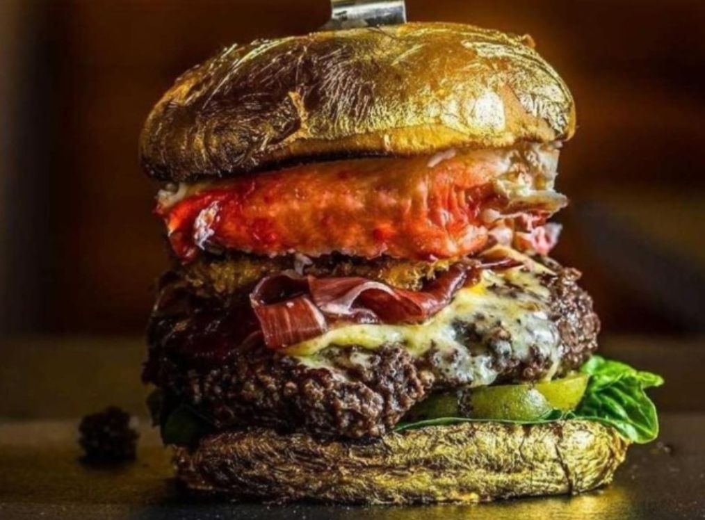 مطلي بالذهب.. أغلى برجر في العالم يتجاوز 5 آلاف دولار لفرد واحد - الخليج الان