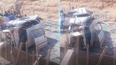 سقوط ميكروباص بالركاب أسفل الطريق الدائري بالمنيب يتسبب في إصابة عدد منهم - الخليج الان