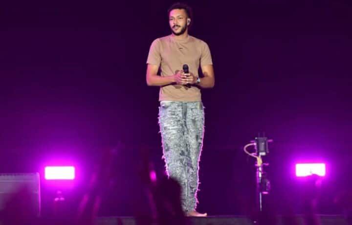 أبرز لقطات حفل ويجز في العلمين.. يغني حافي القدمين وظهور تارا عماد وأسر ياسين - الخليج الان