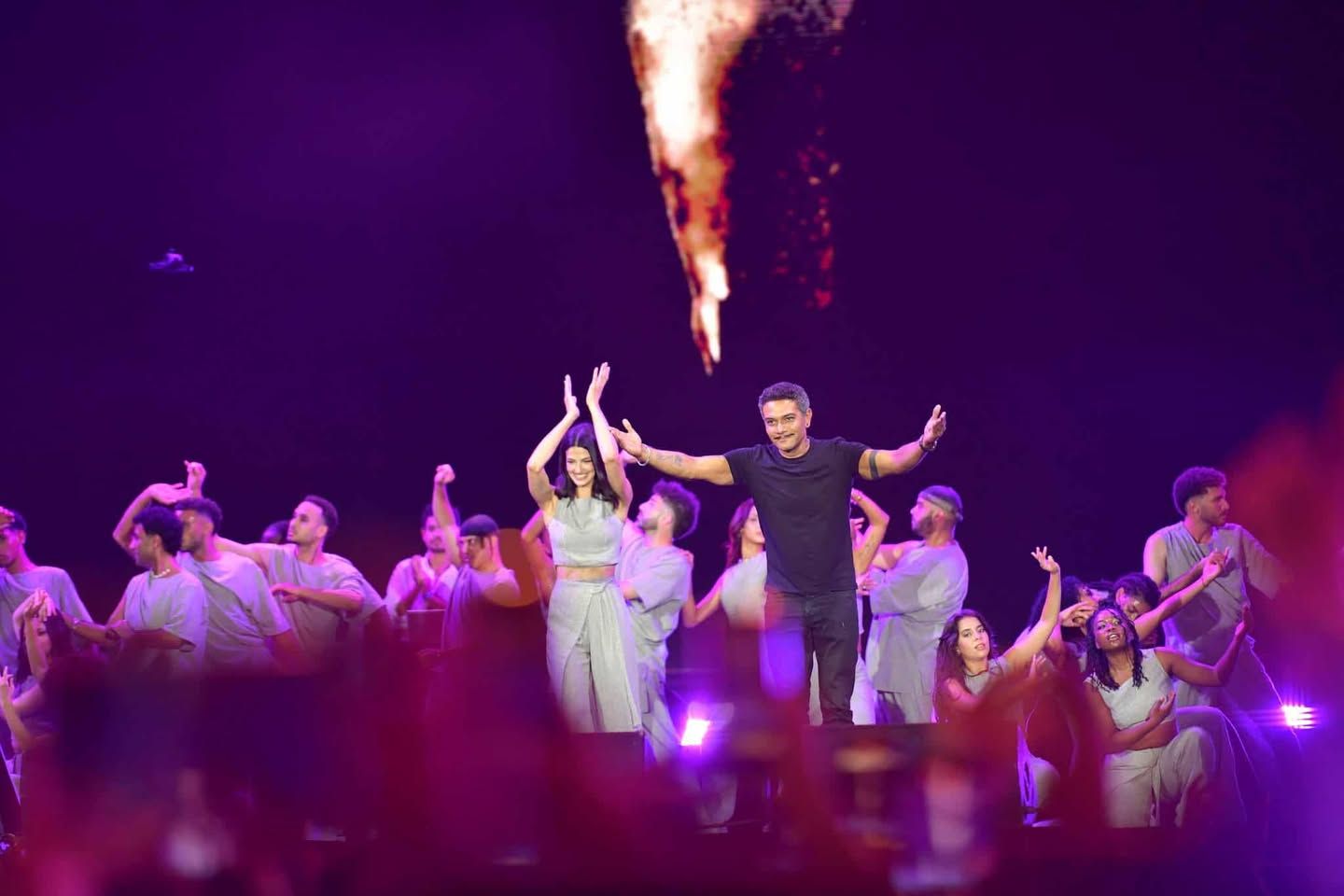 أبرز لقطات حفل ويجز في العلمين.. يغني حافي القدمين وظهور تارا عماد وأسر ياسين - الخليج الان