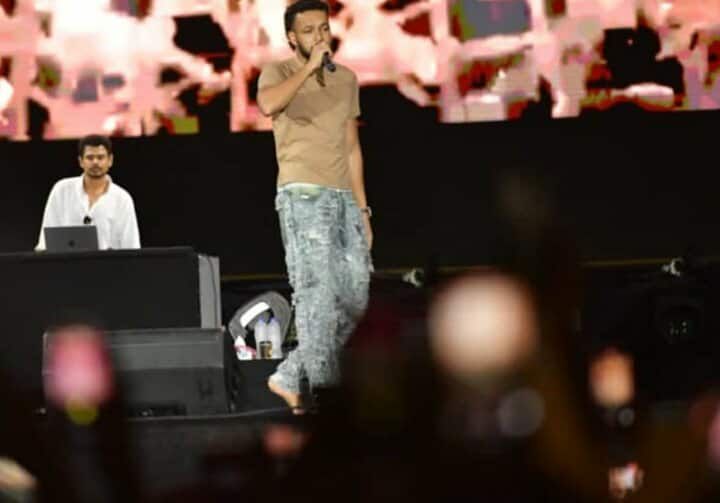 أبرز لقطات حفل ويجز في العلمين.. يغني حافي القدمين وظهور تارا عماد وأسر ياسين - الخليج الان