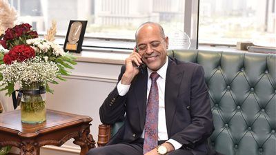 وزير العمل يتواصل هاتفيا مع " عامل المزلقان" الذي أنقذ شابا حاول عبور القضبان ببني سويف - الخليج الان