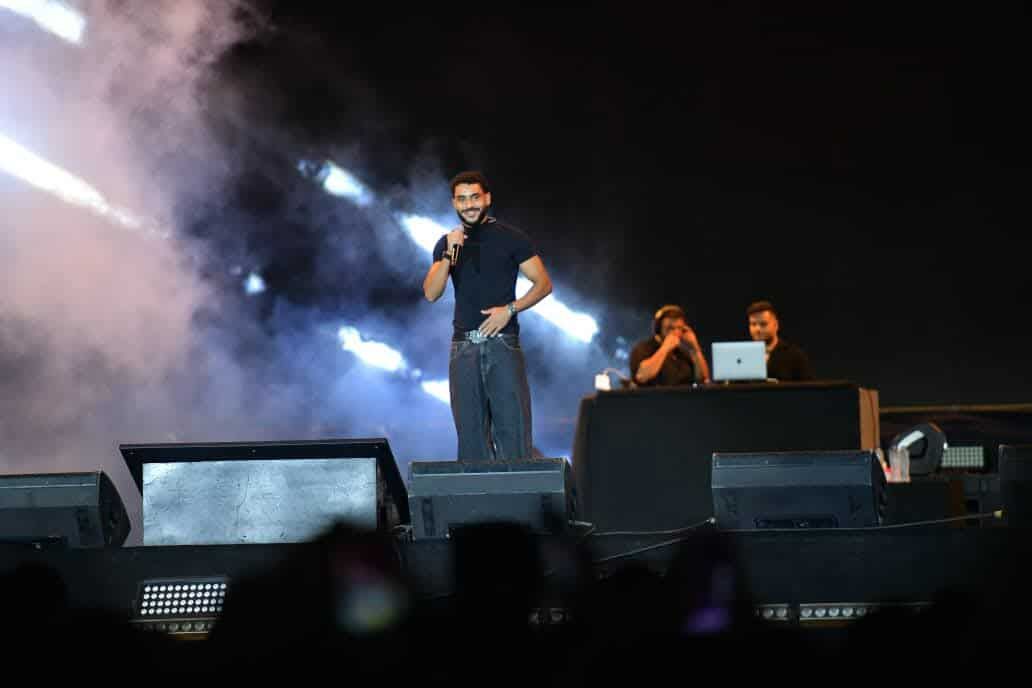 أبرز لقطات حفل ويجز في العلمين.. يغني حافي القدمين وظهور تارا عماد وأسر ياسين - الخليج الان