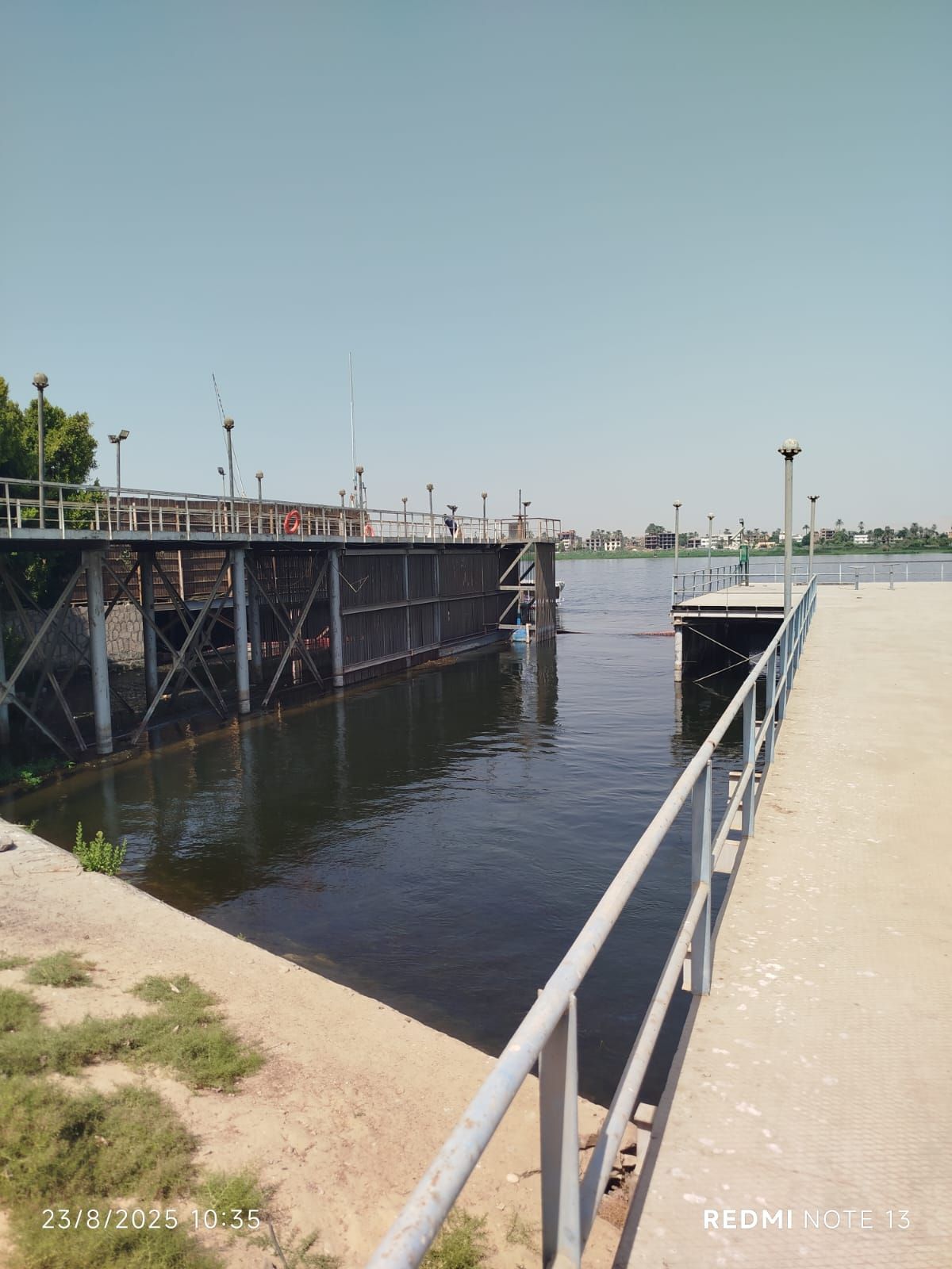 الحكومة تطمئن المواطنين: بقعة زيتية خفيفة بالنيل.. ومحطات مياه الشرب لم تتأثر - الخليج الان