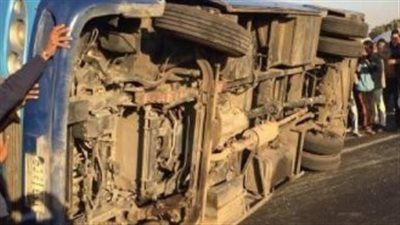 إصابة 7 أشخاص في حادث إنقلاب سيارة ميكروباص بالفيوم - الخليج الان