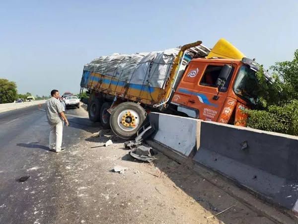 سقوط ميكروباص بالركاب أسفل الطريق الدائري بالمنيب يتسبب في إصابة عدد منهم - الخليج الان