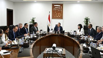 رئيس الوزراء يُتابع الإجراءات والموقف التنفيذي لمشروعات تحلية مياه البحر - الخليج الان