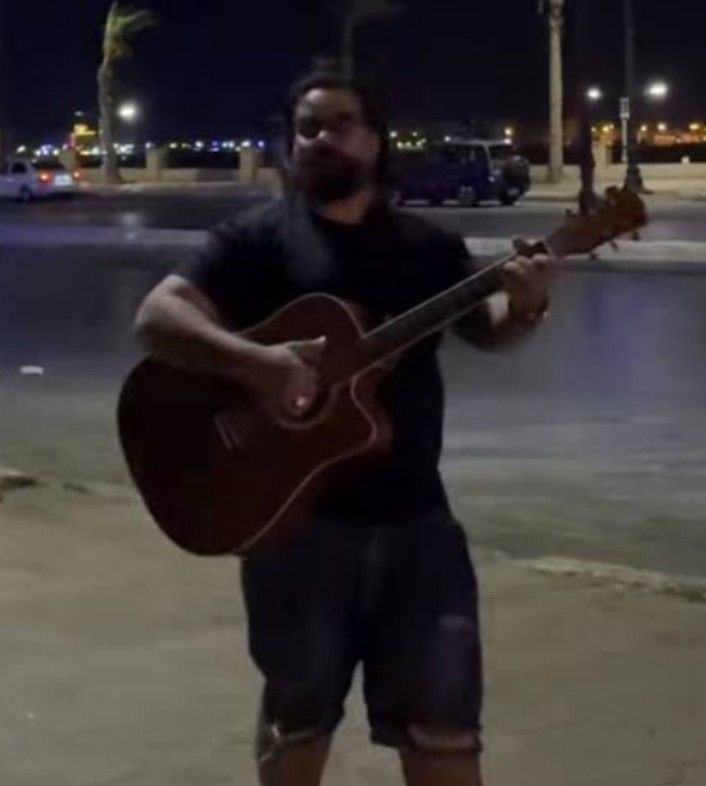 تامر حسني يدعم علي رؤوف صاحب تريند "بشحت بالجيتار": كنت زيك ولفيت العالم - الخليج الان