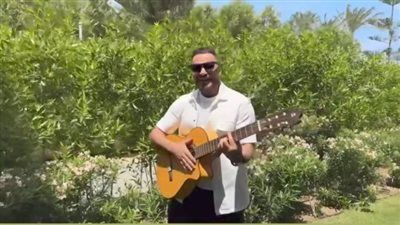 تامر حسني يدعم علي رؤوف صاحب تريند "بشحت بالجيتار": كنت زيك ولفيت العالم - الخليج الان