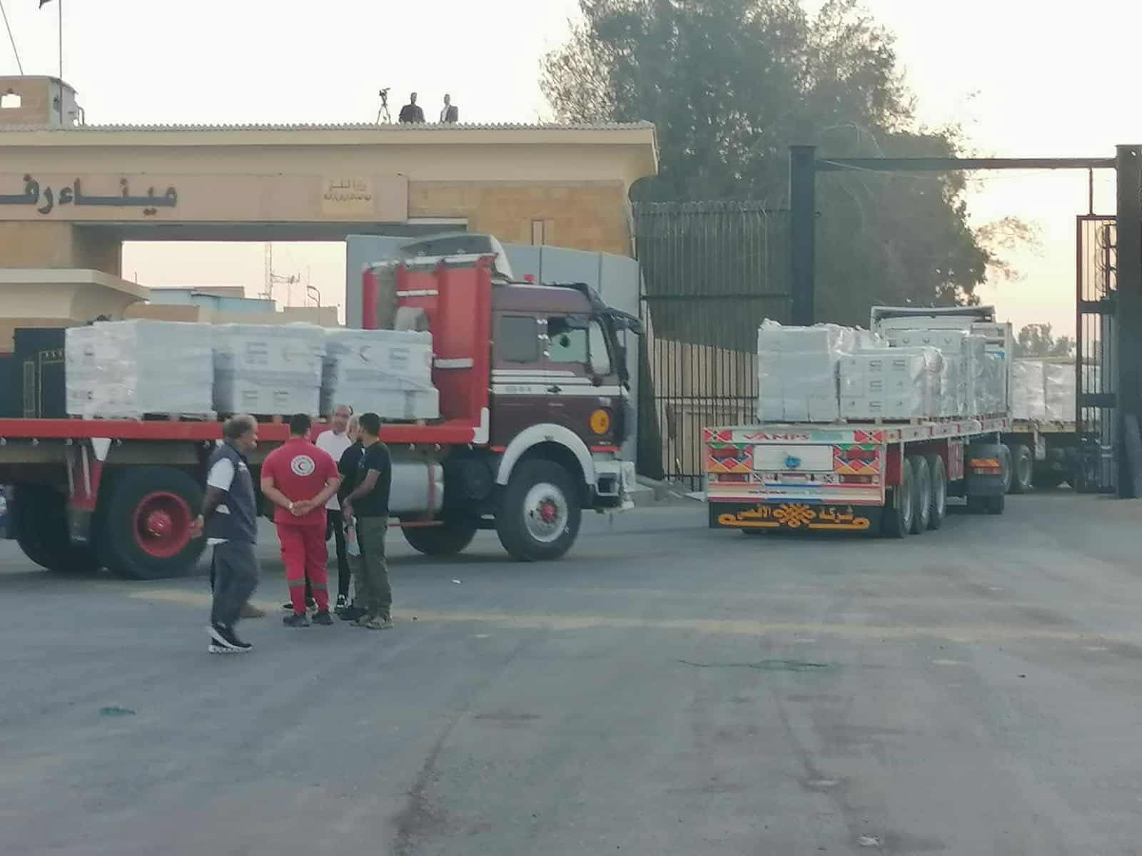 «بالتنسيق مع مصر».. عبور 20 شاحنة إماراتية من كرم أبو سالم تمهيدًا لدخولها غزة - الخليج الان