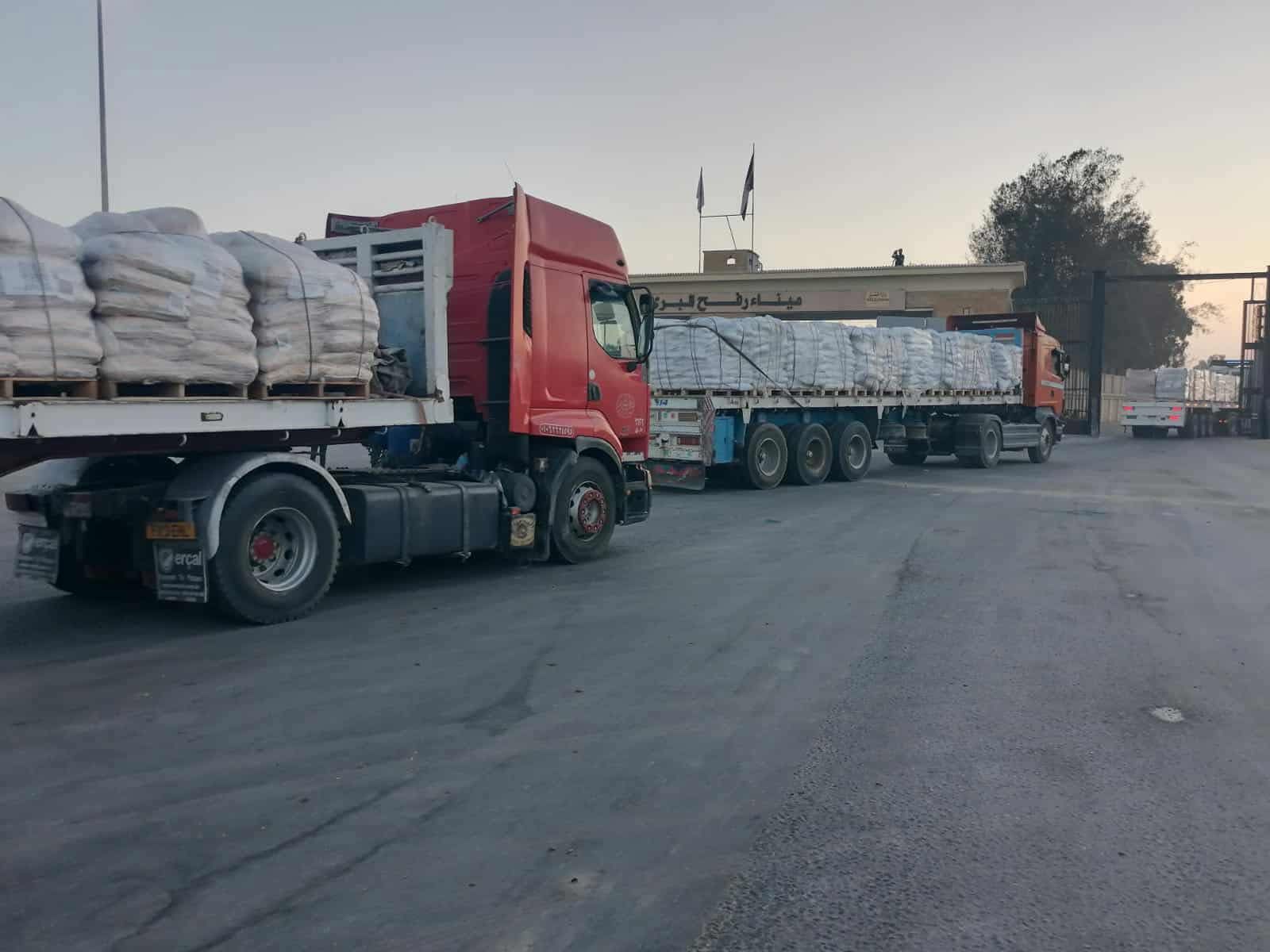 «بالتنسيق مع مصر».. عبور 20 شاحنة إماراتية من كرم أبو سالم تمهيدًا لدخولها غزة - الخليج الان