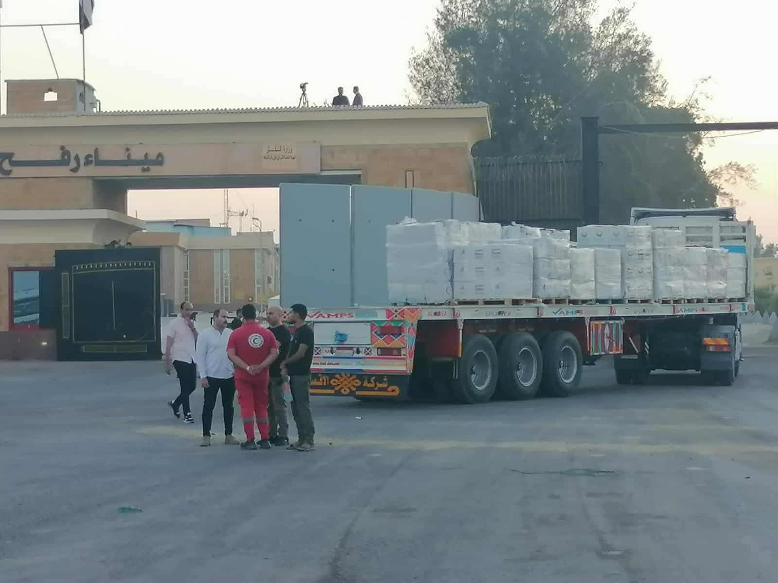 «بالتنسيق مع مصر».. عبور 20 شاحنة إماراتية من كرم أبو سالم تمهيدًا لدخولها غزة - الخليج الان