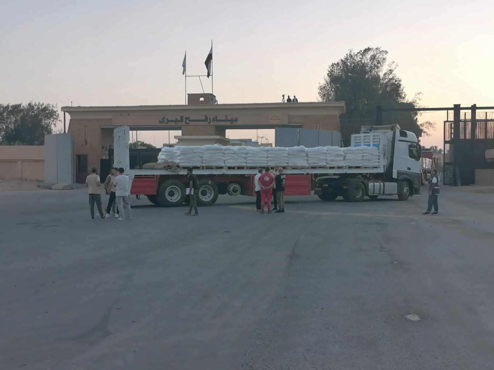 «بالتنسيق مع مصر».. عبور 20 شاحنة إماراتية من كرم أبو سالم تمهيدًا لدخولها غزة - الخليج الان
