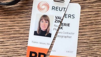 «استقالة مدوية من رويترز».. فاليري زينك تمزق هويتها الصحفية احتجاجًا على قتل الصحفيين في غزة - الخليج الان