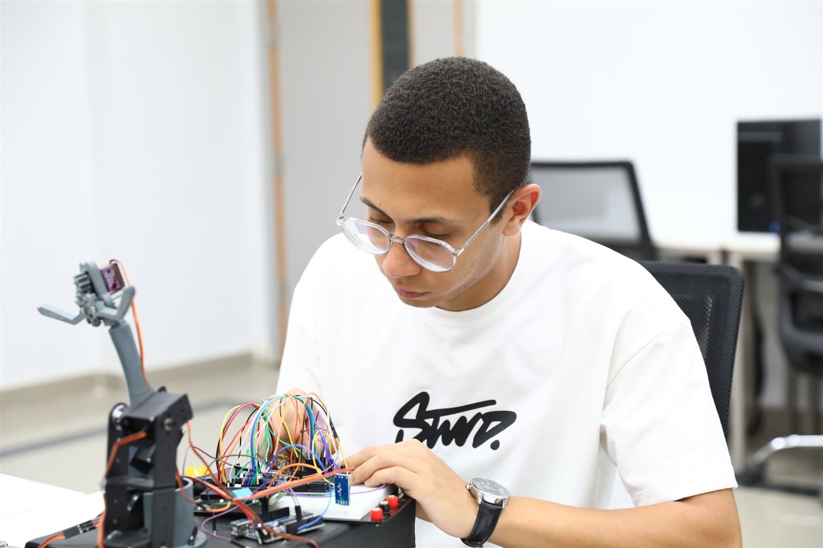 جامعة الجلالة تطلق برامج أكاديمية رائدة بكلية علوم وهندسة الحاسب لمواكبة الثورة الصناعية الرابعة - الخليج الان