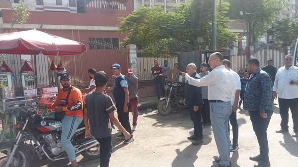 حملة مكبرة لإزالة إشغالات الباعة الجائلين بمنطقة الوليدية بحي شرق أسيوط - الخليج الان