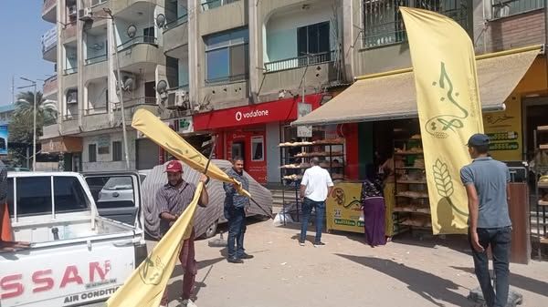 حملة مكبرة لإزالة إشغالات الباعة الجائلين بمنطقة الوليدية بحي شرق أسيوط - الخليج الان