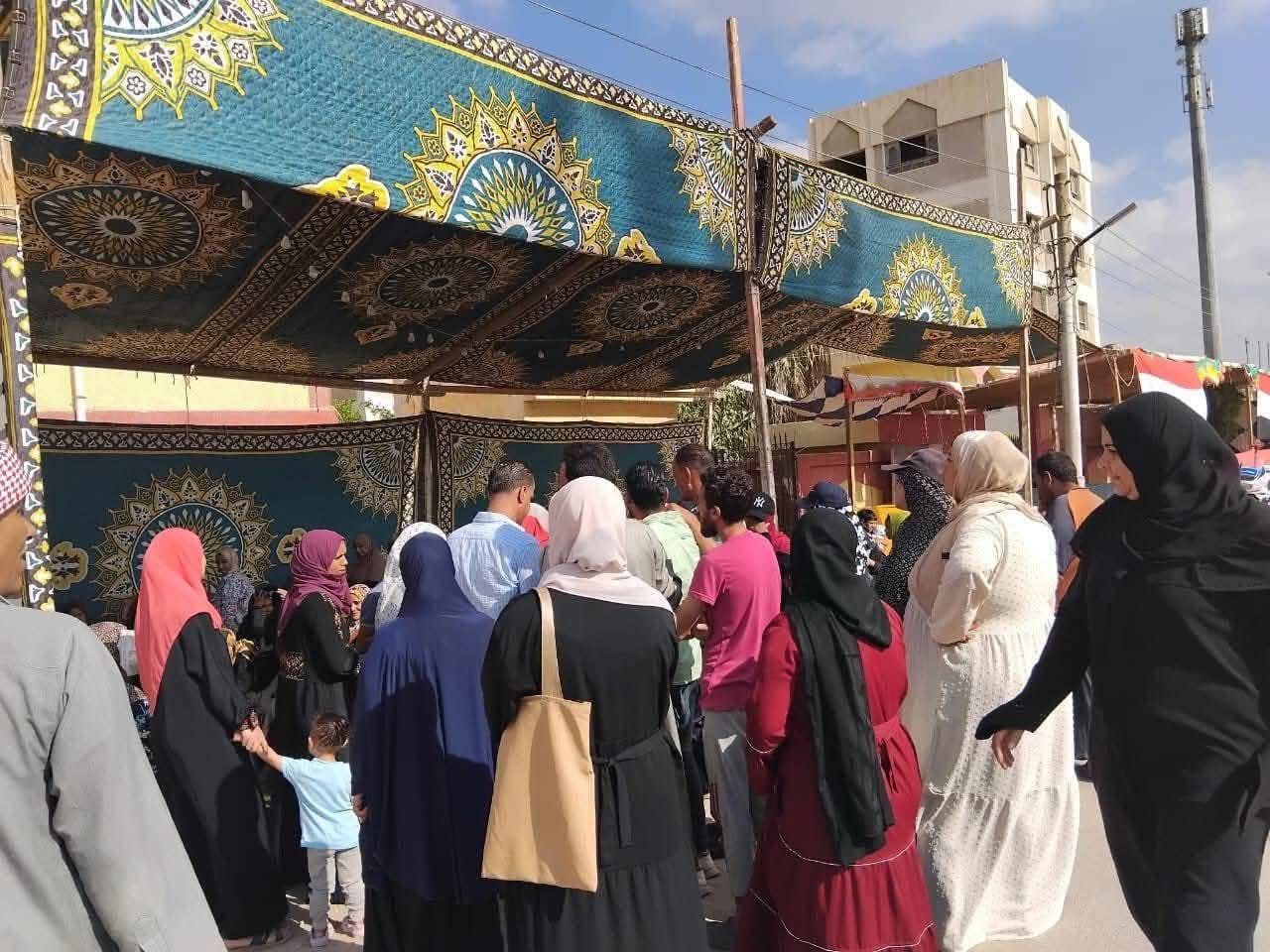 بأعلام مصر.. توافد المواطنين على لجان جولة الإعادة بانتخابات مجلس الشيوخ في الإسماعيلية - الخليج الان