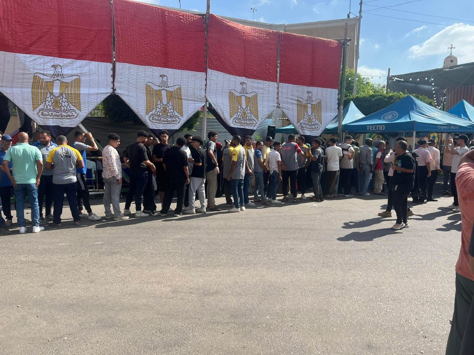 بأعلام مصر.. توافد المواطنين على لجان جولة الإعادة بانتخابات مجلس الشيوخ في الإسماعيلية - الخليج الان