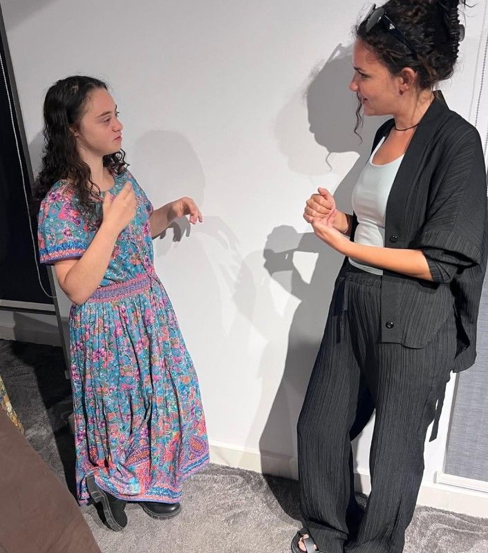 ركين سعد مع فتاة مصابة بمتلازمة داون في كواليس مسلسل قتل اختياري.. صور - الخليج الان