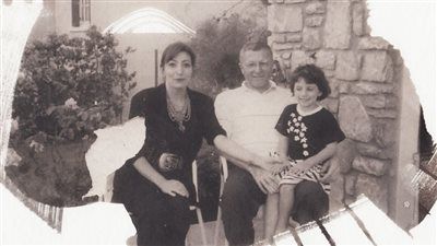 قبيل عرضه العالمي الأول بـ مهرجان فينيسيا السينمائي.. طرح بوستر فيلم بابا والقذافي للمخرجة جيهان - الخليج الان