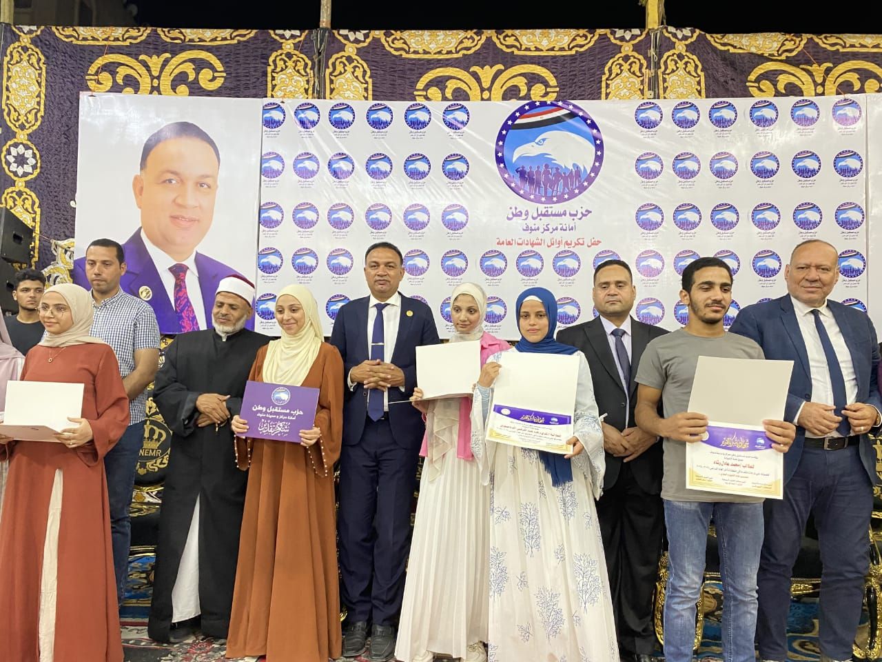 جوائز تخطت الربع مليون جنيه.. تكريم أوائل الثانوية العامة والإعدادية والتعليم الفني والأزهري ومدارس قادرون باختلاف بالمنوفية - الخليج الان