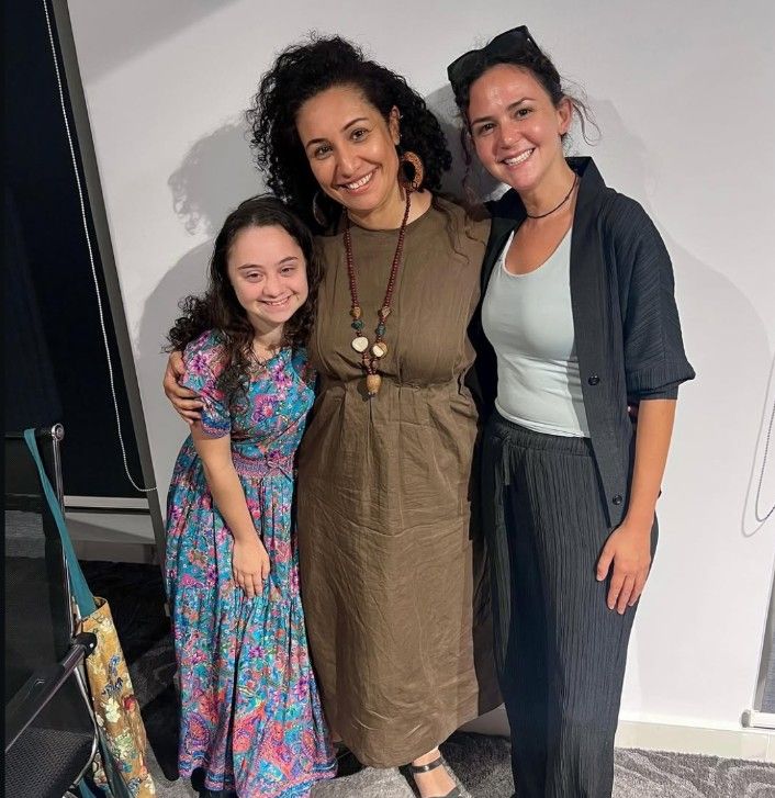 ركين سعد مع فتاة مصابة بمتلازمة داون في كواليس مسلسل قتل اختياري.. صور - الخليج الان