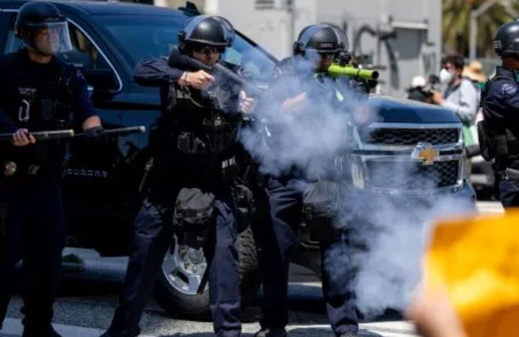 محكمة أمريكية تلزم شرطة لوس أنجلوس بدفع 2.2 مليون دولار تعويض لمتظاهر.. ما السبب؟ - الخليج الان