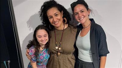 ركين سعد مع فتاة مصابة بمتلازمة داون في كواليس مسلسل قتل اختياري.. صور - الخليج الان