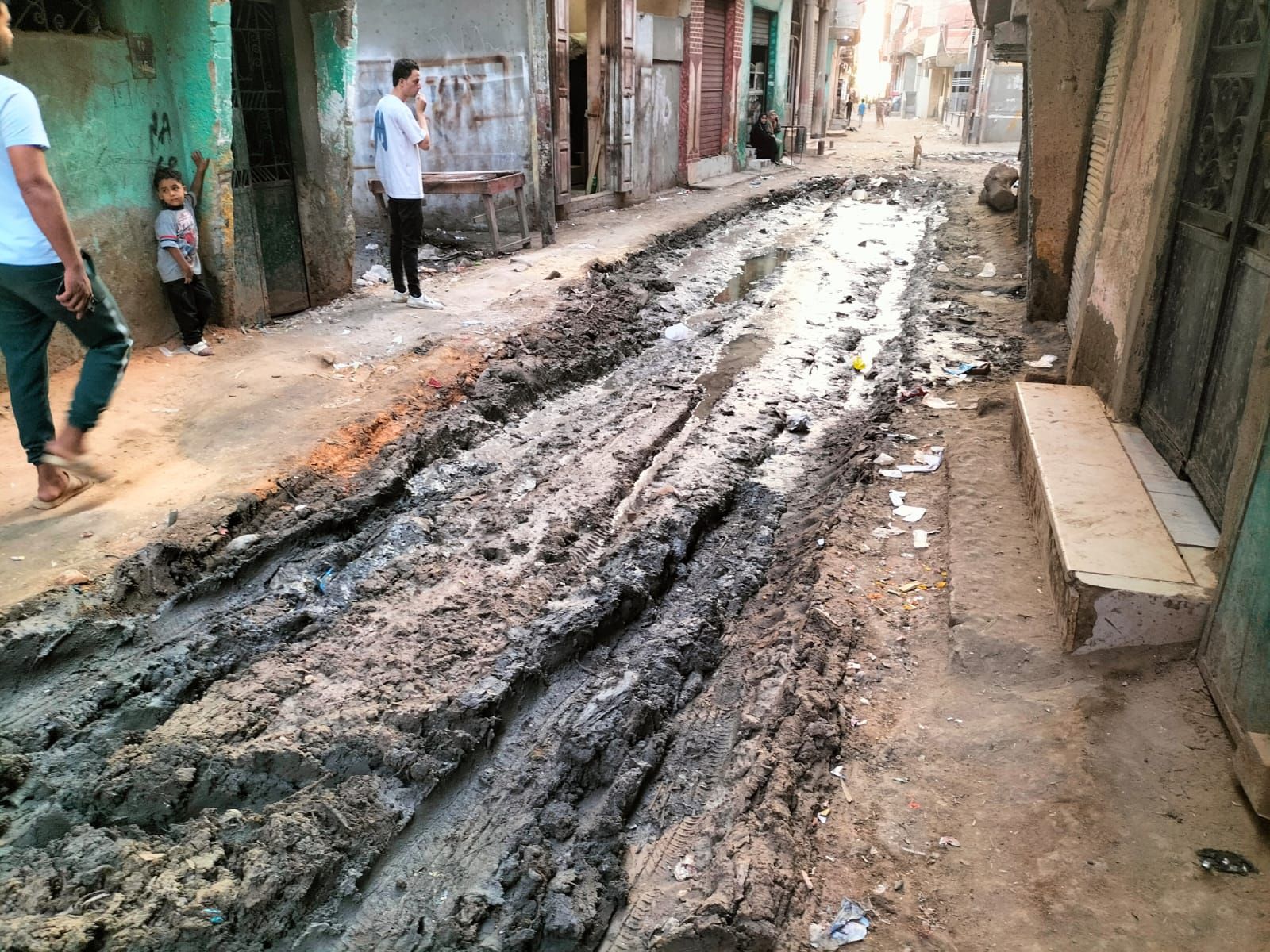 مياه الصرف تحاصر أهالي قرية كفر أباظة بالزقازيق: منازل غارقة وشوارع مهددة بالأمراض - الخليج الان