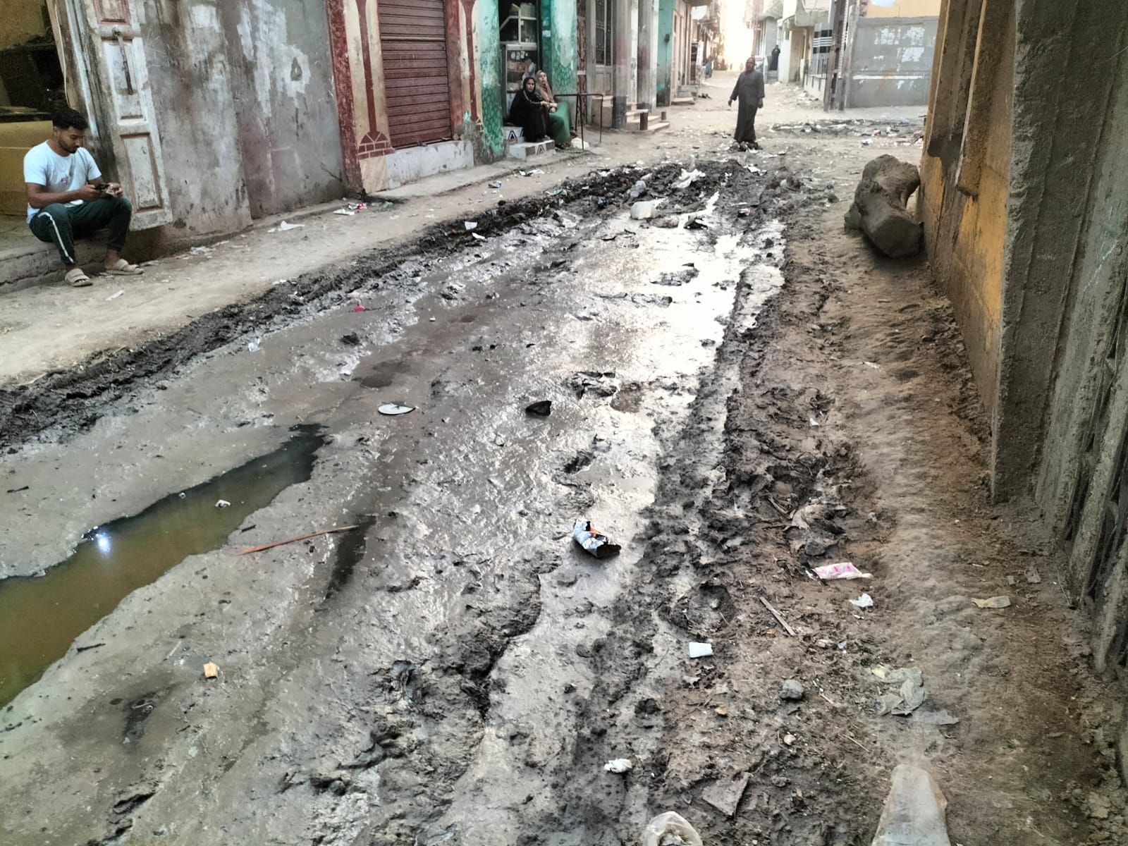 مياه الصرف تحاصر أهالي قرية كفر أباظة بالزقازيق: منازل غارقة وشوارع مهددة بالأمراض - الخليج الان