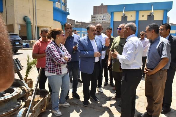 محافظ أسيوط يقود خطة لترشيد النفقات وتطوير ورشة المحابس بشركة المياه وتحويل التالف لمعدات صالحة - الخليج الان