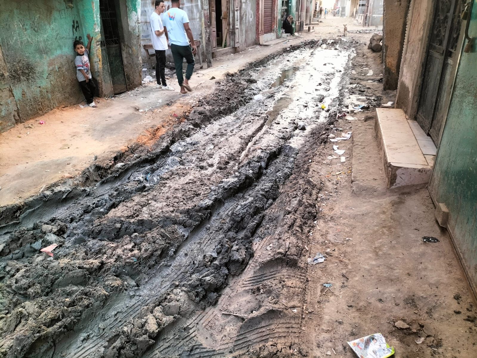 مياه الصرف تحاصر أهالي قرية كفر أباظة بالزقازيق: منازل غارقة وشوارع مهددة بالأمراض - الخليج الان