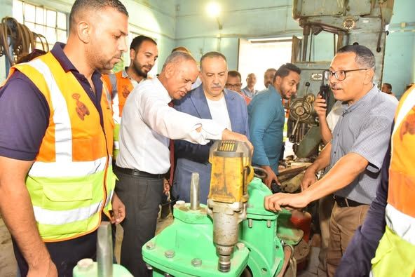 محافظ أسيوط يقود خطة لترشيد النفقات وتطوير ورشة المحابس بشركة المياه وتحويل التالف لمعدات صالحة - الخليج الان