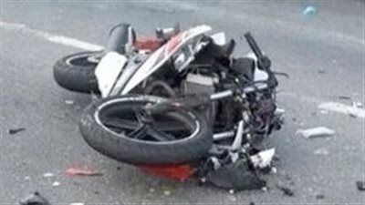 مصرع شاب وإصابة 2 آخرين في حادث انقـ ـلاب دراجة نارية بالفيوم - الخليج الان