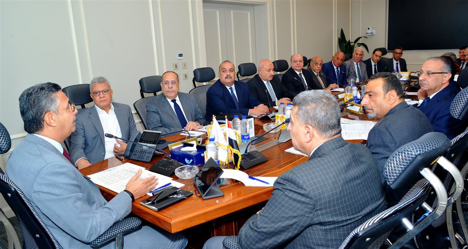 وزير التموين يتابع منظومة السلع الغذائية في اجتماع مع قيادات الشركات - الخليج الان