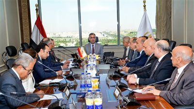 وزير التموين يجتمع مع قيادات الشركة القابضة والشركات التابعة لمتابعة توافر السلع وضبط الأسواق - الخليج الان