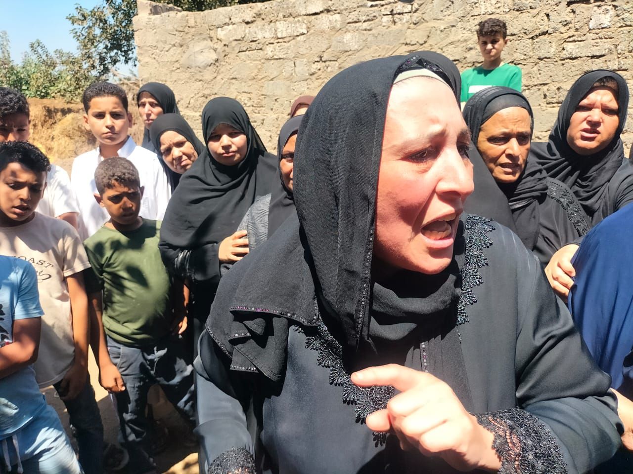 والدة أحد ضحايا حادث قطار مطروح من الشرقية : بنتي ماتت قدام عيني وجوزي بين الحياة والموت - الخليج الان