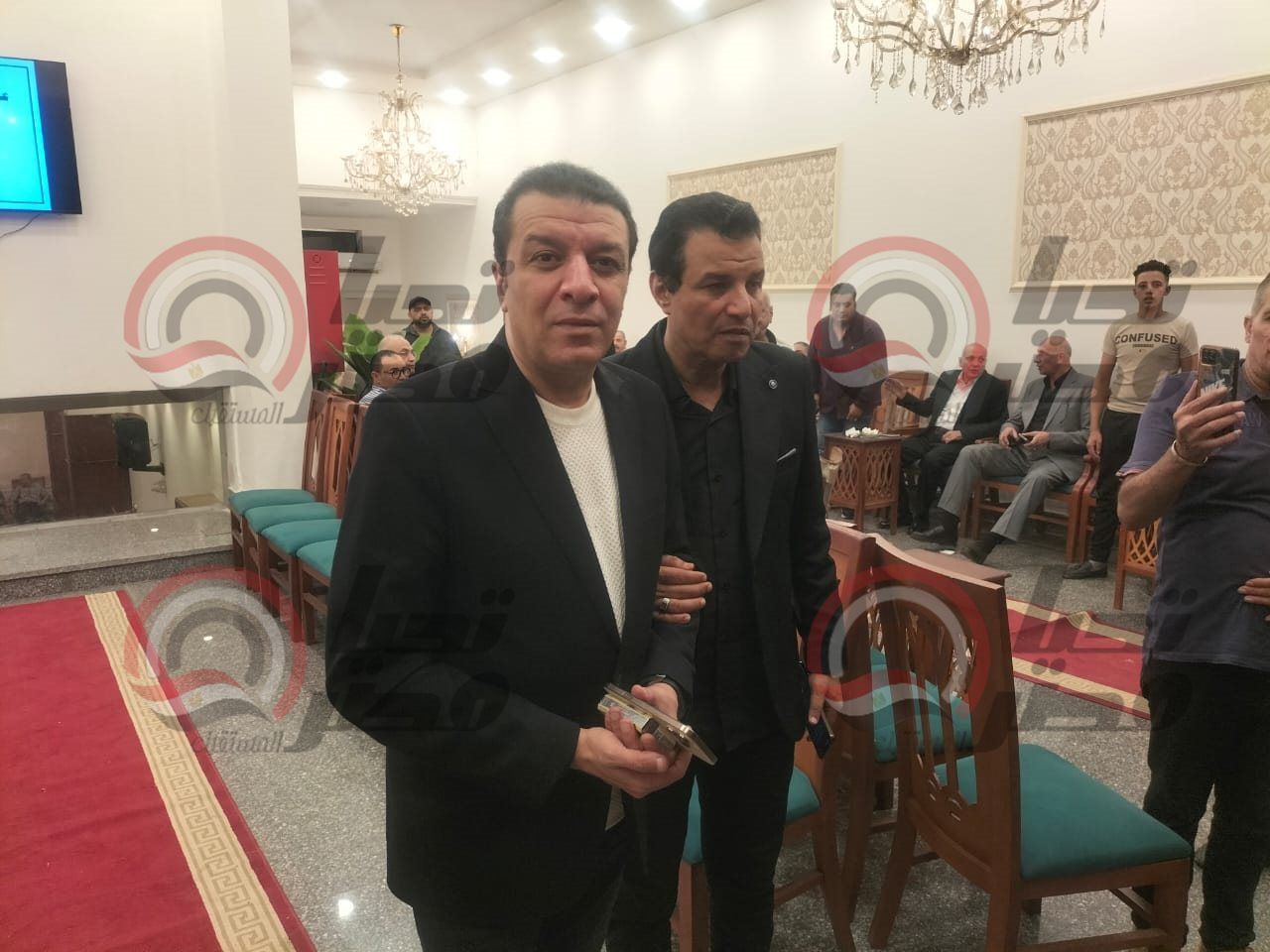 مصطفي كامل يقدم واجب العزاء في والدة نقيب الموسيقيين بالشرقية - الخليج الان