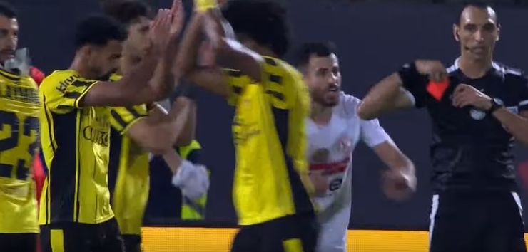 الدوري المصري الممتاز: طرد محمود حمدي الونش مدافع الزمالك بعد تدخل بدون كرة على مدافع وادي دجلة في الدقيقة 72 - الخليج الان