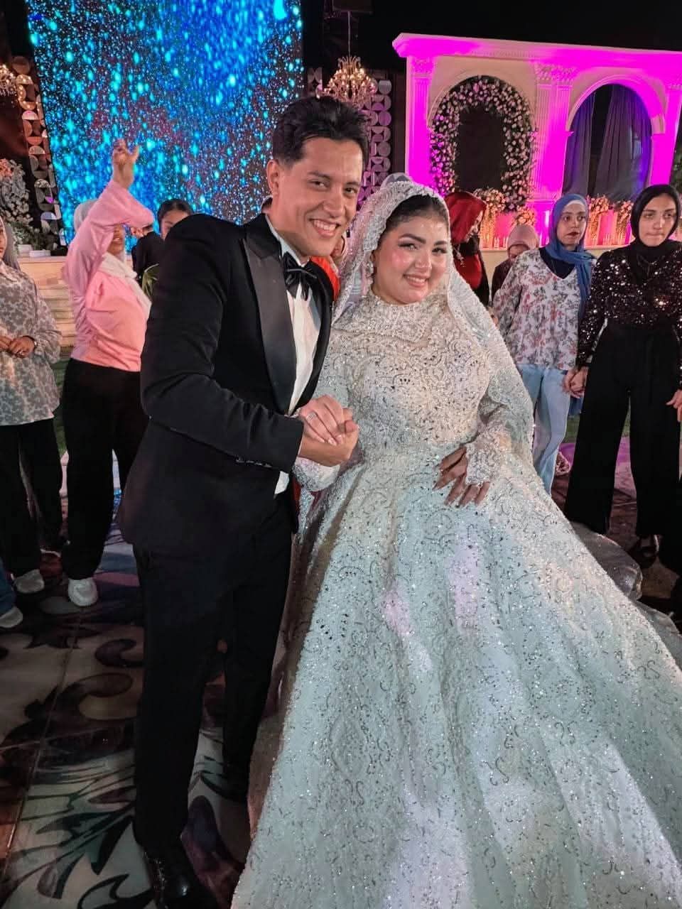 أثار دهشة العروس.. مدرس لغة عربية بالفيوم يشرح درس أثناء زفافه! - الخليج الان