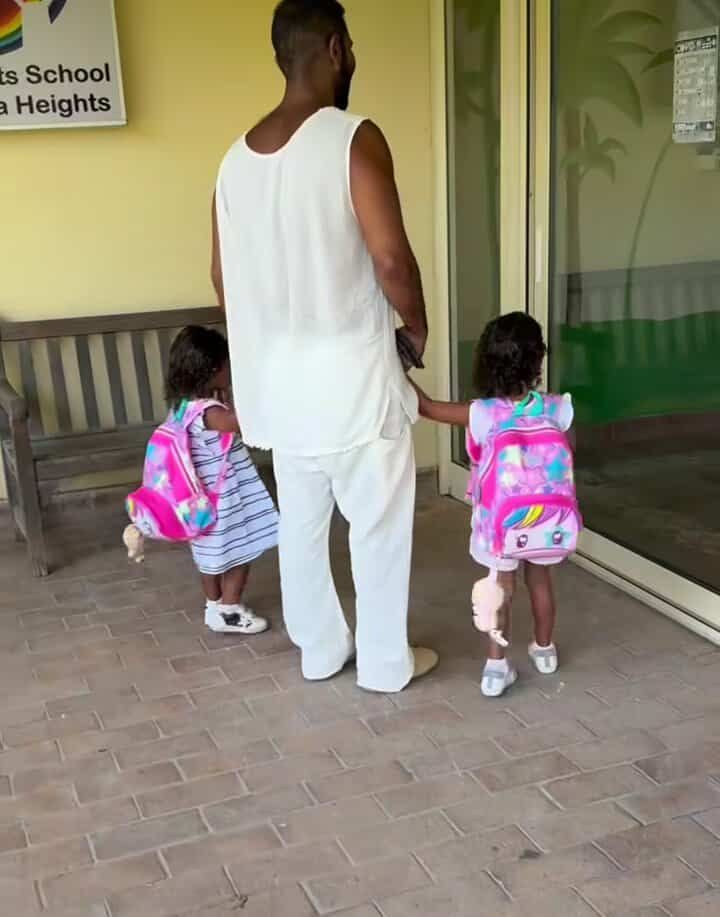 بيوصلهم المدرسة.. أحمد سعد يخطف الأنظار رفقة بناته - الخليج الان