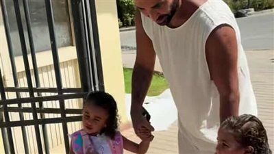 بيوصلهم المدرسة.. أحمد سعد يخطف الأنظار رفقة بناته - الخليج الان