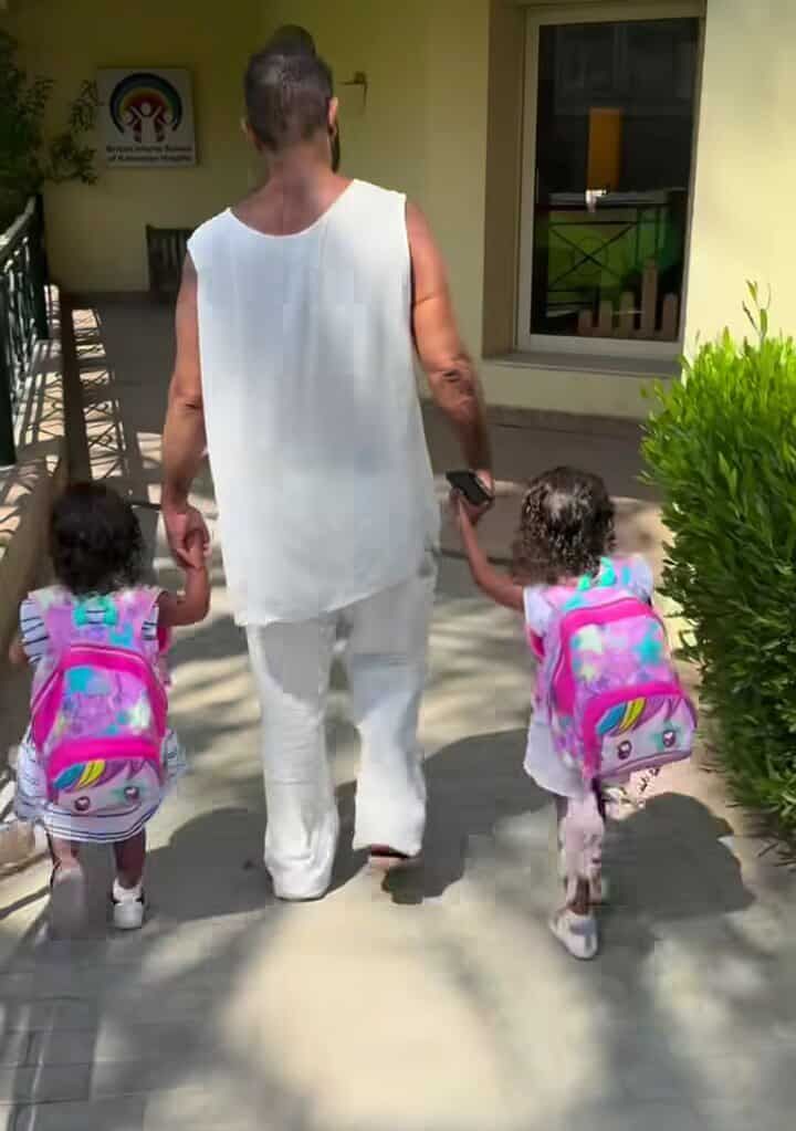 بيوصلهم المدرسة.. أحمد سعد يخطف الأنظار رفقة بناته - الخليج الان