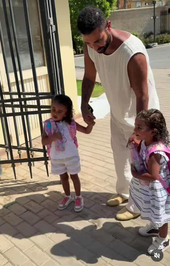 بيوصلهم المدرسة.. أحمد سعد يخطف الأنظار رفقة بناته - الخليج الان