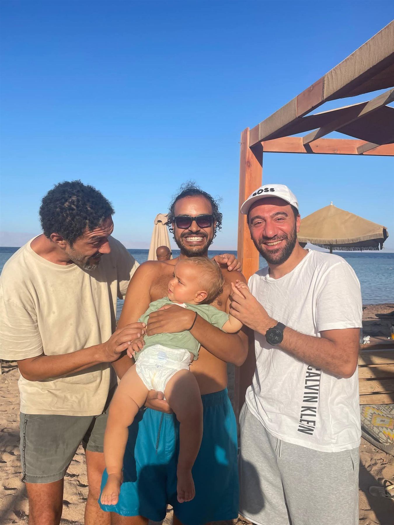 يستمتع بالصيف.. أحدث ظهور للفنان محمد سلام بعد فترة اختفاء |صور - الخليج الان